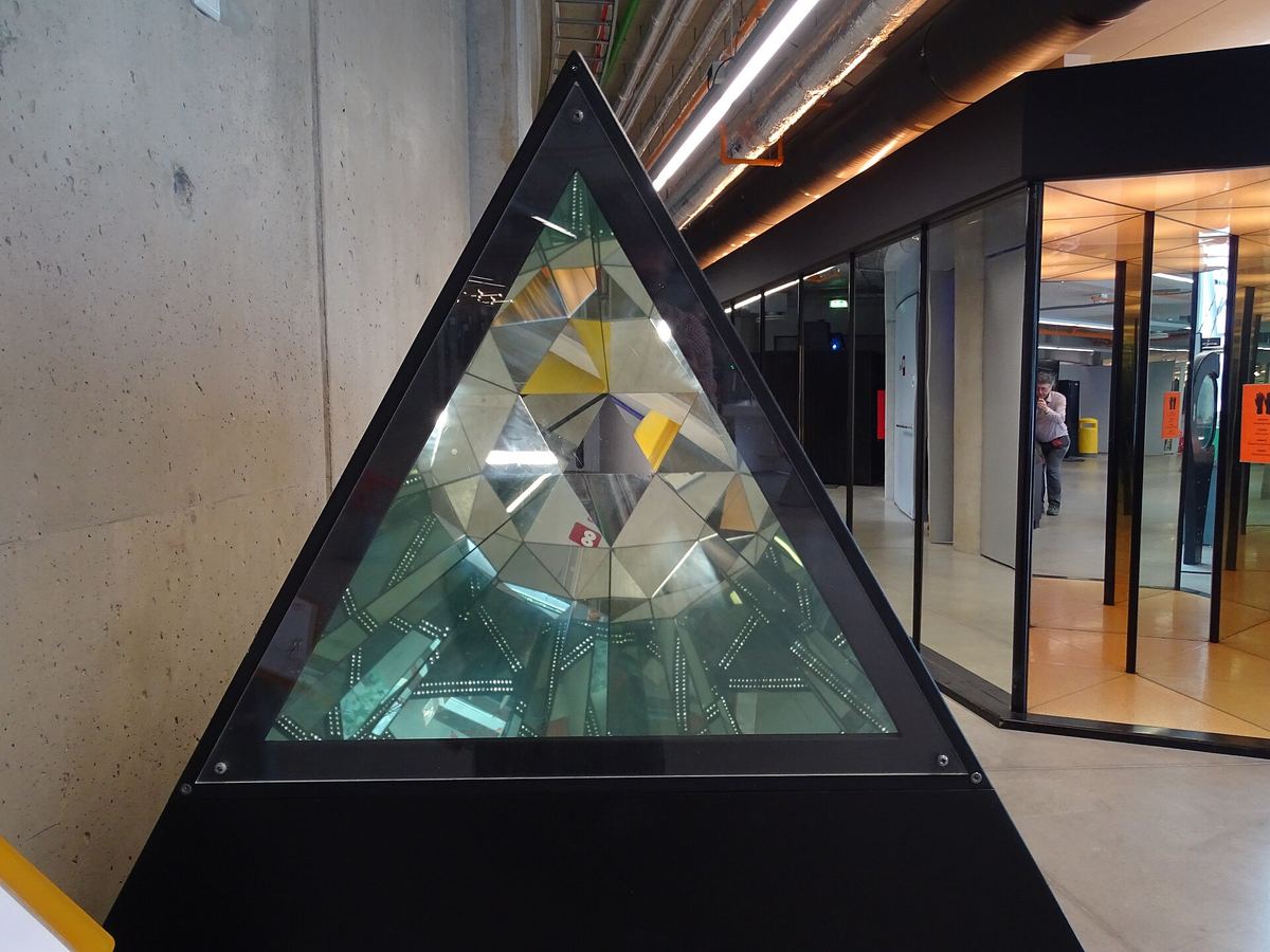 Begehbar, wenigstens mit dem Blick: großes Spiegelprisma als öffentliche Installation.