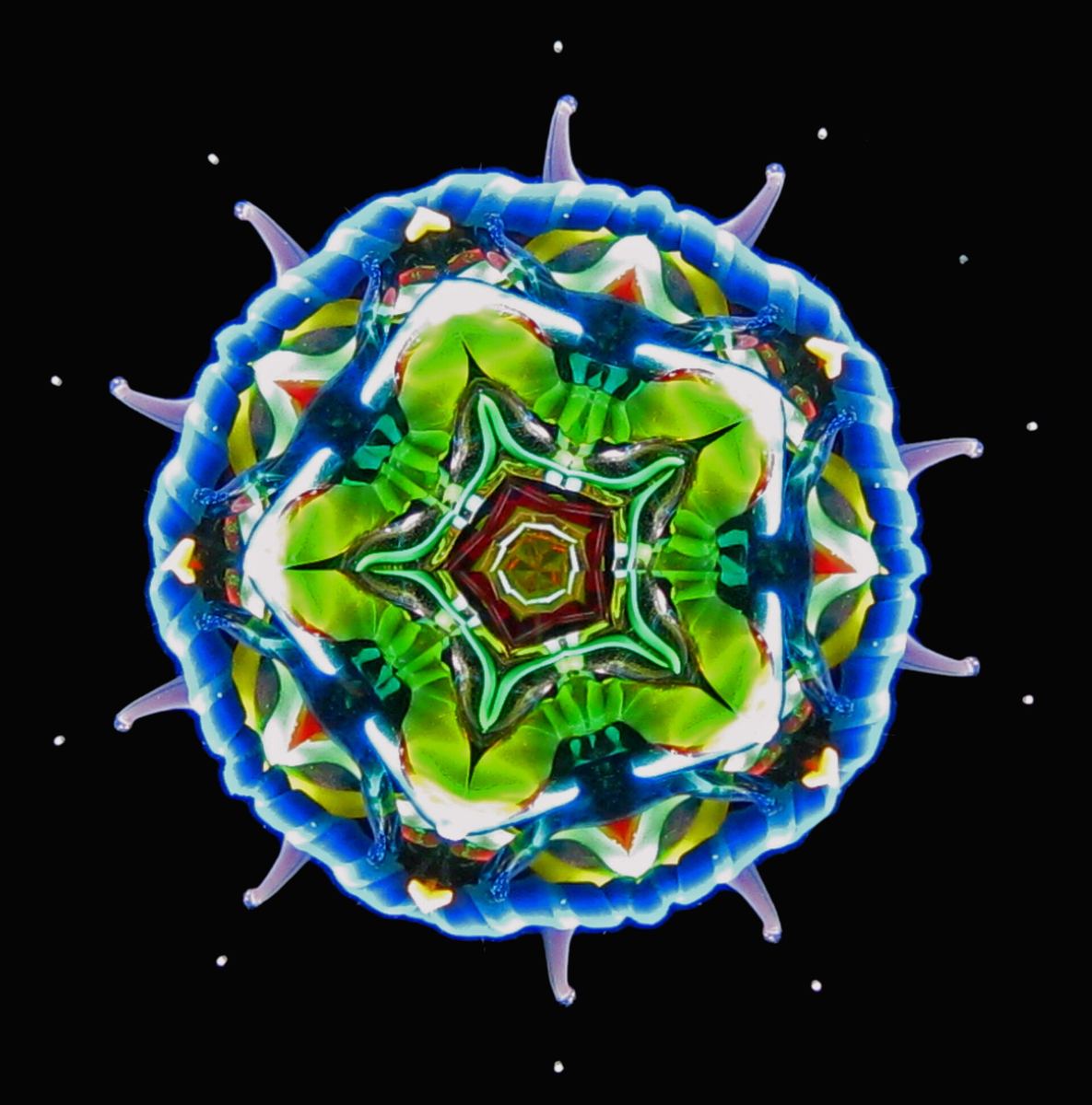 Das Bild eines handgebauten Kaleidoskops – so viel Detail bieten nur gute Spiegel.